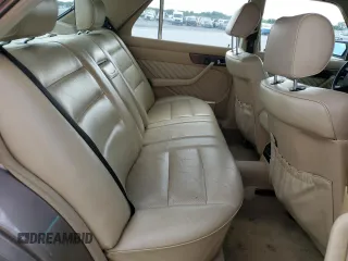 1989 Mercedes-Benz 300 300SE z VIN WDBCA24D1KA433423, wystawiony jako Copart lot #58725775 z przebiegiem 281 775 mil mil oraz Szkoda całkowita • Salvage title. Historia ofert i sprzedaży dostępna na DreamBid. Obrazek 10.