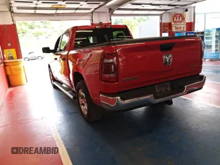 2023 Ram 1500 Big Horn z VIN 1C6RRFFG9PN561001, wystawiony jako IAAI lot #42575762 z przebiegiem 42 164 mil mil oraz . Historia ofert i sprzedaży dostępna na DreamBid. Obrazek 8.