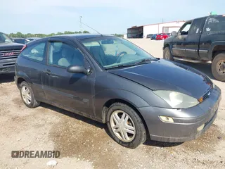 2004 Ford Focus ZX3 z VIN 3FAFP31304R127536, wystawiony jako IAAI lot #42260325 z przebiegiem 80 016 mil mil oraz . Historia ofert i sprzedaży dostępna na DreamBid. Obrazek 1.