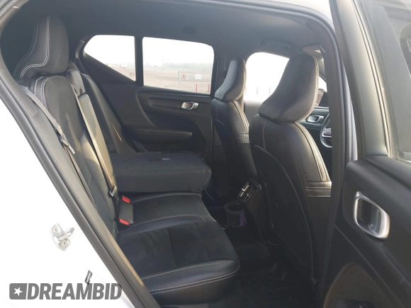 2019 Volvo XC40 R-Design z VIN YV4AC2HM7K2149105, wystawiony jako IAAI lot #41857899 z przebiegiem 122 736 mil mil oraz . Historia ofert i sprzedaży dostępna na DreamBid. Obrazek 8.