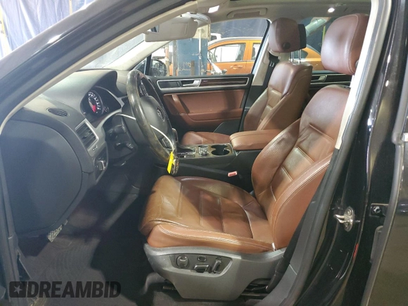 2016 Volkswagen Touareg Sport z VIN WVGEF9BP5GD011285, wystawiony jako Copart lot #47301835 z przebiegiem 179 652 mil mil oraz Czysty tytuł • Clean title. Historia ofert i sprzedaży dostępna na DreamBid. Obrazek 7.