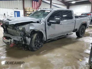 2025 GMC Sierra 2500HD AT4 z VIN 1GT4UPEY9SF119873, wystawiony jako Copart lot #46989595 z przebiegiem 7 536 mil mil oraz Szkoda całkowita • Salvage title. Historia ofert i sprzedaży dostępna na DreamBid. Obrazek 1.