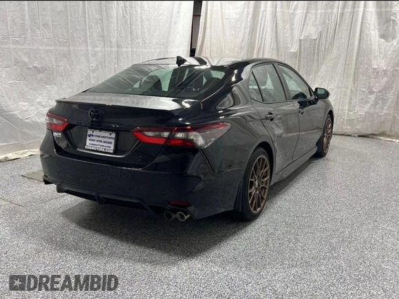 2023 Toyota Camry SE z VIN 4T1G11BK3PU075080, wystawiony jako Copart lot #58753195 z przebiegiem 106 506 mil mil oraz Czysty tytuł • Clean title. Historia ofert i sprzedaży dostępna na DreamBid. Obrazek 4.