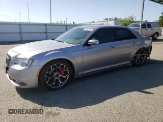 2015 Chrysler 300 S z VIN 2C3CCABG7FH926876, wystawiony jako Copart lot #54073905 z przebiegiem 121 547 mil mil oraz Szkoda całkowita • Salvage title. Historia ofert i sprzedaży dostępna na DreamBid. Obrazek 1.