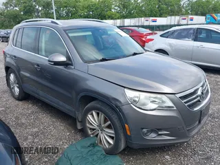 2011 Volkswagen Tiguan SEL z VIN WVGBV7AX9BW540019, wystawiony jako IAAI lot #42456258 z przebiegiem 144 392 mil mil oraz . Historia ofert i sprzedaży dostępna na DreamBid. Obrazek 1.