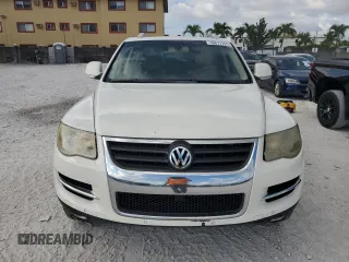 2008 Volkswagen Touareg V6 z VIN WVGBE77L78D052289, wystawiony jako Copart lot #58817765 z przebiegiem 139 818 mil mil oraz Tytuł czysty. Historia ofert i sprzedaży dostępna na DreamBid. Obrazek 5.