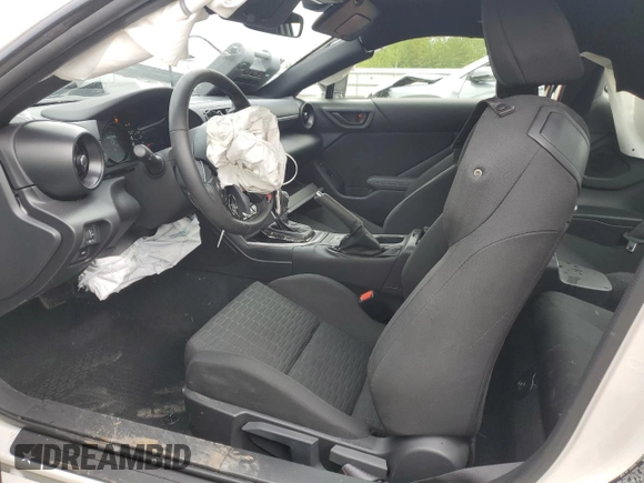 2023 Toyota 86 z VIN JF1ZNBC19P8765430, wystawiony jako Copart lot #56802955 z przebiegiem 6179 mil mil oraz Szkody całkowita. Historia ofert i sprzedaży dostępna na DreamBid. Obrazek 7.