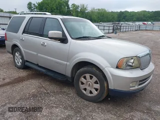 2005 Lincoln Navigator Luxury with VIN 5LMFU27585LJ15553, listed as a IAAI auction lot 42090461 with 243,871 mi miles. Bid and sale history available at carsss.com. Image 1.