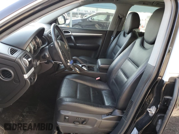 2005 Porsche Cayenne S z VIN WP1AB29P45LA66114, wystawiony jako Copart lot #68756294 z przebiegiem 79 073 mil mil oraz Nie do naprawy. Historia ofert i sprzedaży dostępna na DreamBid. Obrazek 7.
