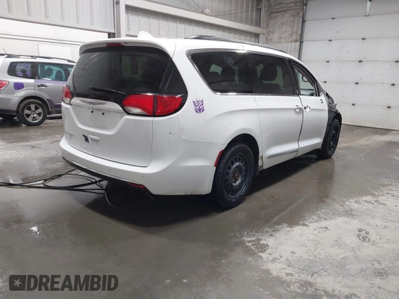 2017 Chrysler Pacifica Touring L z VIN 2C4RC1BG8HR803137, wystawiony jako IAAI lot #41661643 z przebiegiem 113 700 mil mil oraz . Historia ofert i sprzedaży dostępna na DreamBid. Obrazek 4.