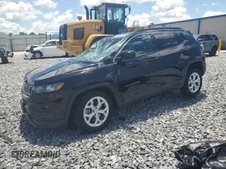 2024 Jeep Compass Latitude z VIN 3C4NJDBNXRT133089, wystawiony jako Copart lot #56872625 z przebiegiem 25 282 mil mil oraz Nie do naprawy • Non repairable. Historia ofert i sprzedaży dostępna na DreamBid. Obrazek 1.