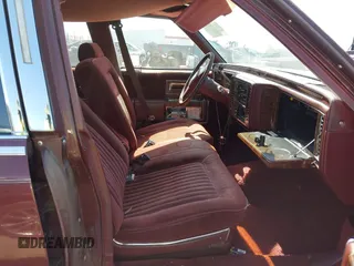 1991 Cadillac Brougham z VIN 1G6DW54E4MR716777, wystawiony jako IAAI lot #42383965 z przebiegiem 197 824 mil mil oraz . Historia ofert i sprzedaży dostępna na DreamBid. Obrazek 5.