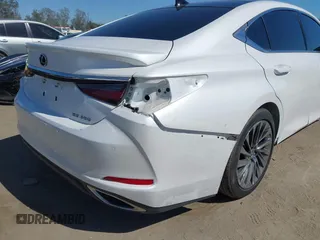 2024 Lexus ES 350 Luxury z VIN 58AEZ1B15RU175250, wystawiony jako IAAI lot #42233883 z przebiegiem 14 483 mil mil oraz . Historia ofert i sprzedaży dostępna na DreamBid. Obrazek 21.