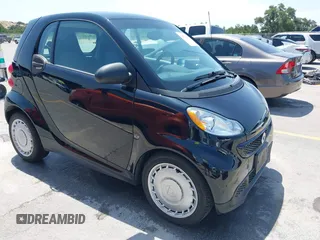 2015 Smart fortwo Passion z VIN WMEEJ3BA9FK805052, wystawiony jako IAAI lot #42522066 z przebiegiem 101 506 mil mil oraz . Historia ofert i sprzedaży dostępna na DreamBid. Obrazek 1.
