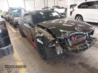 2005 Ford Mustang GT Deluxe z VIN 1ZVFT82H755230869, wystawiony jako IAAI lot #42248327 z przebiegiem 172 116 mil mil oraz . Historia ofert i sprzedaży dostępna na DreamBid. Obrazek 1.