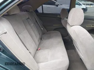 2002 Toyota Camry XLE z VIN 4T1BF32K82U530294, wystawiony jako IAAI lot #42251586 z przebiegiem Nie podano mil oraz . Historia ofert i sprzedaży dostępna na DreamBid. Obrazek 8.