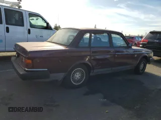 1993 Volvo 240 z VIN YV1AS8801P1487953, wystawiony jako Copart lot #77392634 z przebiegiem 270 844 mil mil oraz Szkody całkowita. Historia ofert i sprzedaży dostępna na DreamBid. Obrazek 3.