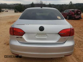 2014 Volkswagen Jetta SE z VIN 3VWD07AJ8EM238827, wystawiony jako Copart lot #43576355 z przebiegiem 87 159 mil mil oraz Szkoda całkowita • Salvage title. Historia ofert i sprzedaży dostępna na DreamBid. Obrazek 6.
