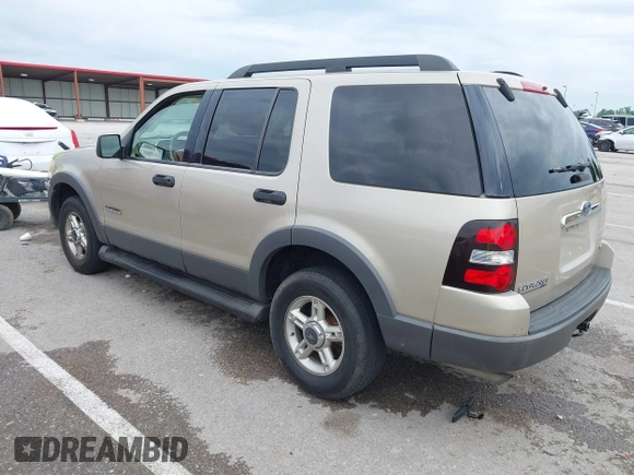 2006 Ford Explorer XLT z VIN 1FMEU73E56UB74573, wystawiony jako IAAI lot #42383380 z przebiegiem 224 359 mil mil oraz . Historia ofert i sprzedaży dostępna na DreamBid. Obrazek 3.