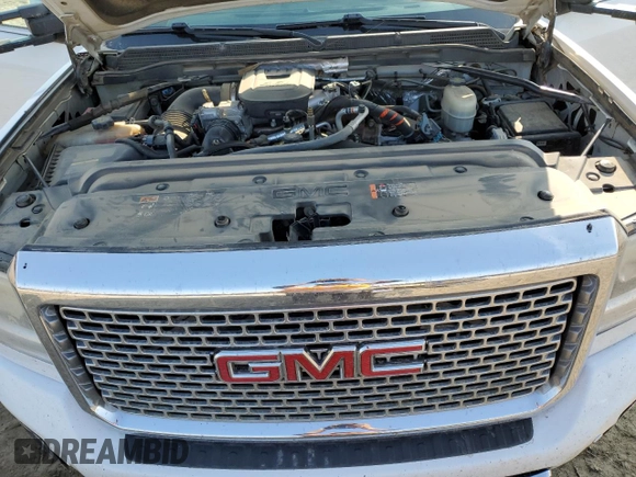 2015 GMC Sierra 3500HD Denali z VIN 1GT424E81FF659731, wystawiony jako Copart lot #83586924 z przebiegiem 182 534 mil mil oraz Szkoda całkowita • Salvage title. Historia ofert i sprzedaży dostępna na DreamBid. Obrazek 13.