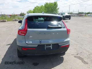 2025 Volvo XC40 Core z VIN YV4ER3HJ8S2503399, wystawiony jako IAAI lot #42220871 z przebiegiem 3339 mil mil oraz . Historia ofert i sprzedaży dostępna na DreamBid. Obrazek 17.