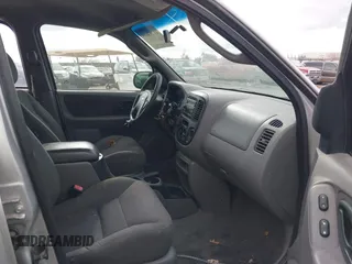 2002 Ford Escape XLT Choice with VIN 1FMYU04152KA39941, listed as a IAAI auction lot 41753639 with 209,016 mi miles. Bid and sale history available at carsss.com. Image 5.