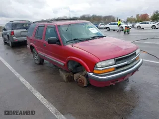 2000 Chevrolet Blazer LT with VIN 1GNDT13W9Y2133636, listed as a IAAI auction lot 42066871 with 0 mi miles. Bid and sale history available at carsss.com. Image 1.