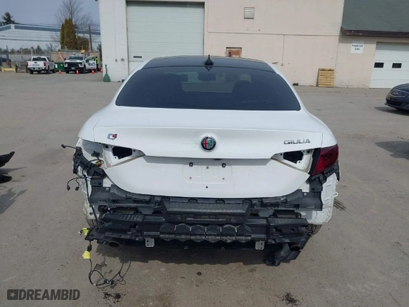 2018 Alfa Romeo Giulia Ti Sport with VIN ZARFAEEN1J7597134, listed as a IAAI auction lot 41783625 with 71,460 mi miles. Bid and sale history available at carsss.com. Image 17.