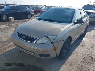 2006 Ford Focus S z VIN 1FAFP34N86W233472, wystawiony jako IAAI lot #42154557 z przebiegiem 150 143 mil mil oraz . Historia ofert i sprzedaży dostępna na DreamBid. Obrazek 2.
