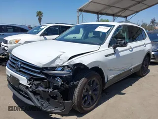 2024 Volkswagen Tiguan SE z VIN 3VVNB7AX4RM198923, wystawiony jako IAAI lot #42312597 z przebiegiem 6 827 mil mil oraz . Historia ofert i sprzedaży dostępna na DreamBid. Obrazek 17.
