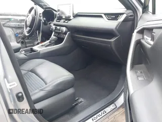 2021 Toyota RAV4 Hybrid XSE z VIN 4T3E6RFV9MU027713, wystawiony jako IAAI lot #42587759 z przebiegiem 28 806 mil mil oraz . Historia ofert i sprzedaży dostępna na DreamBid. Obrazek 5.