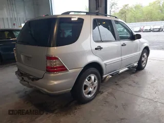 2002 Mercedes-Benz M 320/430/500 z VIN 4JGAB54E02A323510, wystawiony jako IAAI lot #42192613 z przebiegiem 211 199 mil mil oraz . Historia ofert i sprzedaży dostępna na DreamBid. Obrazek 4.