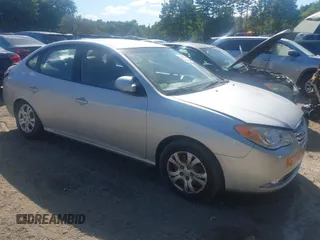 2010 Hyundai Elantra GLS z VIN KMHDU4AD8AU210088, wystawiony jako IAAI lot #40281436 z przebiegiem 131 399 mil mil oraz . Historia ofert i sprzedaży dostępna na DreamBid. Obrazek 1.