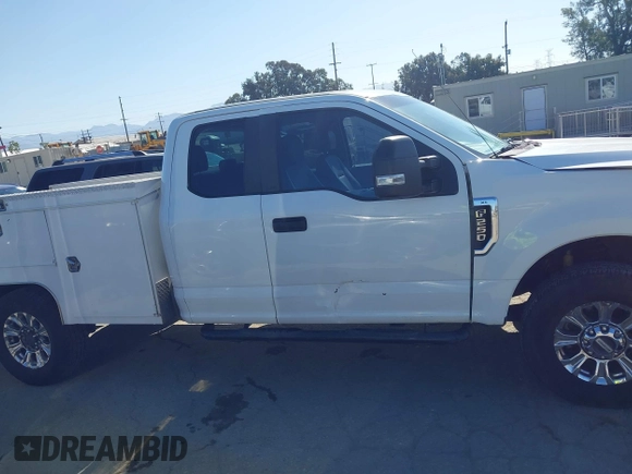 2017 Ford F-250 XL z VIN 1FD7X2A62HEB54633, wystawiony jako IAAI lot #42272440 z przebiegiem 76 521 mil mil oraz . Historia ofert i sprzedaży dostępna na DreamBid. Obrazek 13.