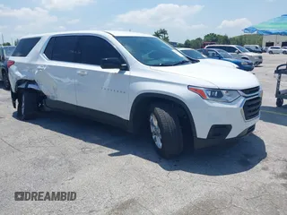 2021 Chevrolet Traverse LS z VIN 1GNERFKWXMJ201136, wystawiony jako IAAI lot #42254422 z przebiegiem 50 663 mil mil oraz . Historia ofert i sprzedaży dostępna na DreamBid. Obrazek 1.