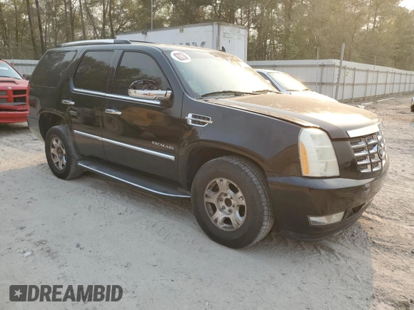 2010 Cadillac Escalade Luxury z VIN 1GYUCBEF3AR276651, wystawiony jako Copart lot #50696745 z przebiegiem Nie podano mil oraz Czysty tytuł • Clean title. Historia ofert i sprzedaży dostępna na DreamBid. Obrazek 4.