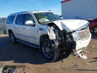 2007 Cadillac Escalade ESV with VIN 1GYFK66867R293892, listed as a IAAI auction lot 41297638 with 240,405 mi miles. Bid and sale history available at carsss.com. Image 1.