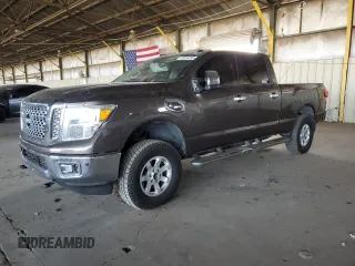 2017 Nissan Titan SL z VIN 1N6BA1F26HN512698, wystawiony jako Copart lot #48194395 z przebiegiem 135 834 mil mil oraz Czysty tytuł • Clean title. Historia ofert i sprzedaży dostępna na DreamBid. Obrazek 1.