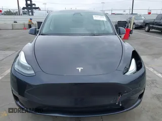 2024 Tesla Model Y z VIN 7SAYGDEDXRF032666, wystawiony jako IAAI lot #42373033 z przebiegiem 7 428 mil mil oraz . Historia ofert i sprzedaży dostępna na DreamBid. Obrazek 13.