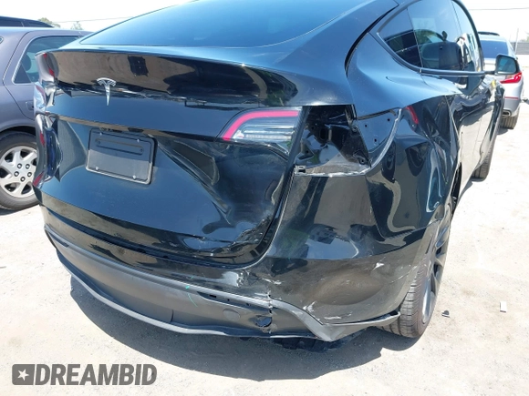 2024 Tesla Model Y with VIN 7SAYGDED9RF191453, listed as a IAAI auction lot 42272051 with 7,805 mi miles and . Bid and sale history available at DreamBid. Image 6.