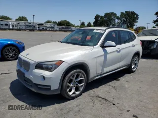 2013 BMW X1 28i z VIN WBAVM1C52DVL64384, wystawiony jako Copart lot #59912325 z przebiegiem 159 198 mil mil oraz Czysty tytuł • Clean title. Historia ofert i sprzedaży dostępna na DreamBid. Obrazek 1.