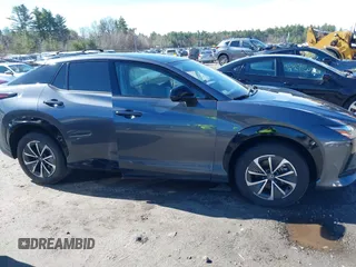 2024 Lexus RZ 300e Premium z VIN JTJABABB7RA002691, wystawiony jako IAAI lot #41999231 z przebiegiem 5515 mil mil oraz . Historia ofert i sprzedaży dostępna na DreamBid. Obrazek 13.
