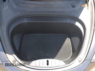 2018 Tesla Model 3 Long Range Battery z VIN 5YJ3E1EB8JF105886, wystawiony jako IAAI lot #42268190 z przebiegiem 80 917 mil mil oraz . Historia ofert i sprzedaży dostępna na DreamBid. Obrazek 10.