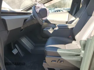 2024 Tesla Cybertruck Cyberbeast z VIN 7G2CEHEE8RA037002, wystawiony jako Copart lot #51112195 z przebiegiem 7477 mil mil oraz Szkody całkowita. Historia ofert i sprzedaży dostępna na DreamBid. Obrazek 7.