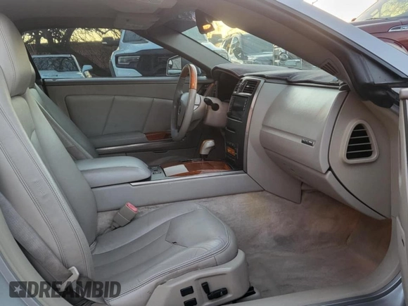 2004 Cadillac XLR z VIN 1G6YV34A945601816, wystawiony jako Copart lot #50757205 z przebiegiem 182 078 mil mil oraz Tytuł czysty. Historia ofert i sprzedaży dostępna na DreamBid. Obrazek 5.
