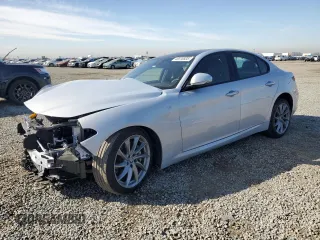 2023 Alfa Romeo Giulia Veloce z VIN ZARFAMBN7P7670885, wystawiony jako Copart lot #45810835 z przebiegiem Nie podano mil oraz Szkody całkowita. Historia ofert i sprzedaży dostępna na DreamBid. Obrazek 1.