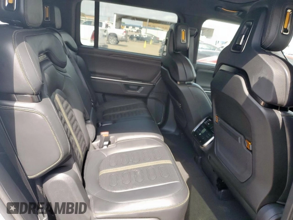 2025 Rivian R1S Adventure z VIN 7PDSGBBA3SN046975, wystawiony jako Copart lot #61790405 z przebiegiem 8 427 mil mil oraz Szkoda całkowita • Salvage title. Historia ofert i sprzedaży dostępna na DreamBid. Obrazek 11.