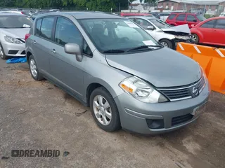 2009 Nissan Versa S z VIN 3N1BC13E99L401014, wystawiony jako IAAI lot #42690945 z przebiegiem 98 404 mil mil oraz . Historia ofert i sprzedaży dostępna na DreamBid. Obrazek 1.