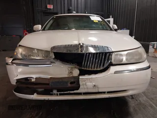 2001 Lincoln Town Car Cartier z VIN 1LNHM83W51Y609962, wystawiony jako IAAI lot #41623323 z przebiegiem 201 799 mil mil oraz . Historia ofert i sprzedaży dostępna na DreamBid. Obrazek 12.