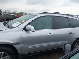 2016 Chevrolet Traverse LT z VIN 1GNKRHKDXGJ115343, wystawiony jako IAAI lot #42246084 z przebiegiem 148 021 mil mil oraz . Historia ofert i sprzedaży dostępna na DreamBid. Obrazek 14.